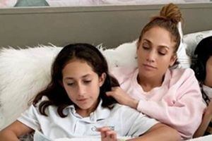 Jennifer Lopez presume orgullosa el libro que escribió su hija Emme