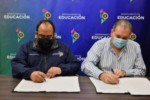 Educación firma acuerdo para distribuir leche a todas las escuelas públicas