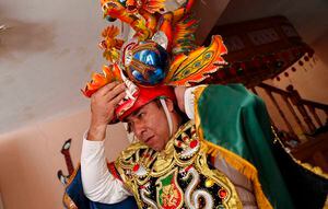 Bolivianos se las ingenian para mantener magia del carnaval