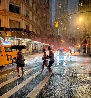Tempestade deixa ruas de Nova York alagadas e famílias sem energia elétrica