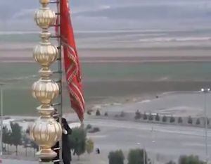 Por primera vez en la historia: Irán levantó una bandera roja en mezquita por "sangre derramada injustamente"