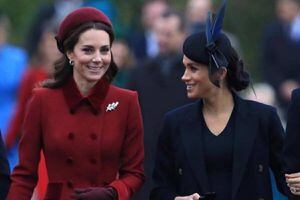 Por qué Meghan Markle y Kate Middleton no deben llevar sus bolsos con la mano derecha