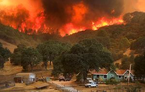 Condiciones climáticas agravan incendios en California
