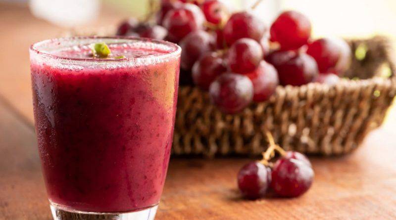 Otra de las bebidas que ayuda al corazón y puedes consumir una vez al día es el jugo de uva con linaza.