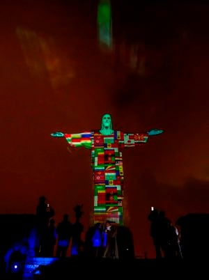 El Cristo Redentor de Brasil muestra banderas de países con casos de coronavirus