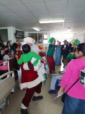 Santa Claus y sus duendes sorprenden a pacientes de la pediatría del Hospital General