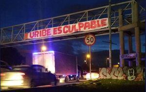 Banderas de "Uribe es culpable" aparecieron en puentes de Bogotá y Medellín