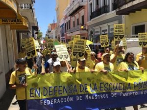Maestros marchan hasta La Fortaleza en protesta contra medidas administrativas