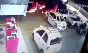Video: Comando armado irrumpe y prende fuego a automotriz en Michoacán