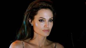 Angelina Jolie muestra su lado atrevido en traje de baño púrpura con detalles de cuero