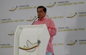 La 'peinada' del exministro Juan Fernando Cristo al embajador 'Pacho' Santos