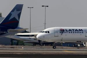 Otra mala para Latam: compañía aérea es demandada por agrupación de consumidores