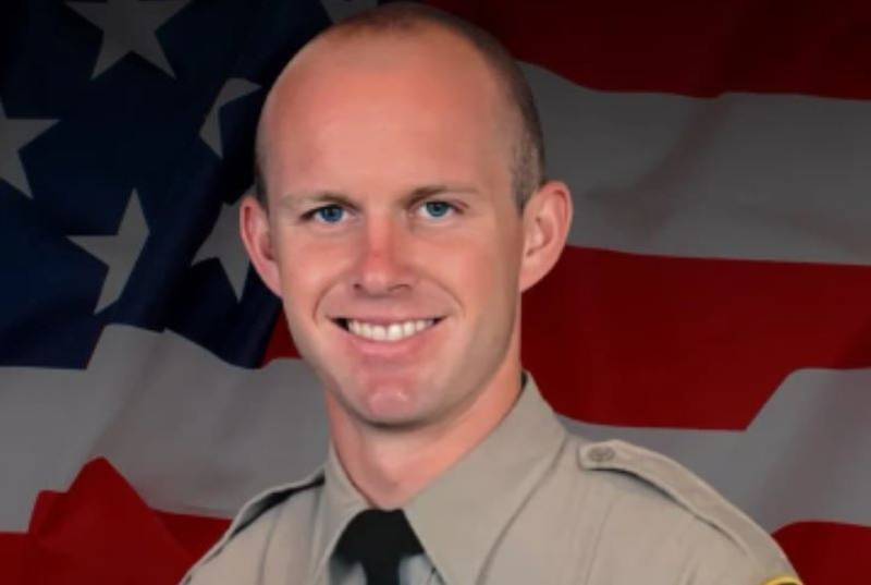 Ryan Clinkunbroomer, el oficial que muere baleado en su patrulla.| Foto: LA County Sheriff's Office