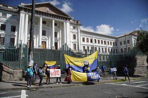 Estudiantes del Colegio Mejía realizan protestan en los exteriores de la institución