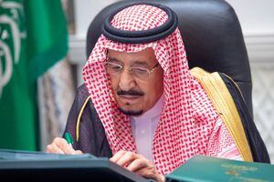 Operan con éxito al rey Salmán de Arabia Saudita para extirparle la vesícula biliar