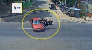 VIDEO. Dos mujeres en moto sufren violento choque por irresponsabilidad de conductor