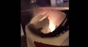 Policía quema un carro tras lanzar gases lacrimógenos