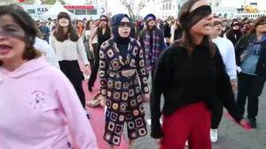 Policía dispersa a mujeres que cantaban "Un violador en tu camino" en Estambul