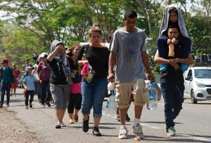 Parte caravana de 40 migrantes salvadoreños hacia EE. UU.