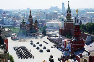 Rusia despliega todo el patriotismo en desfile militar pese a la pandemia