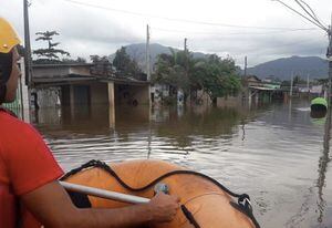 Cidade no litoral paulista tem 400 desabrigados após chuvas no final de semana