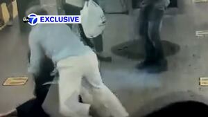 Vídeo mostra momento em que homem salva mulher de agressor com faca no metrô