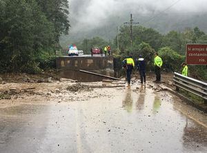 Puente colapsó en Papallacta por aluvión y la vía continúa cerrada