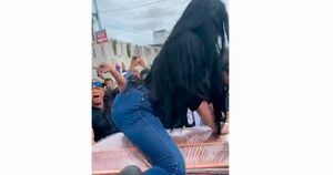 Vídeo mostra mulher dançando reggaeton sobre caixão do namorado