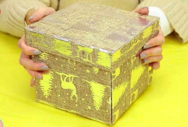 Uno de los regalos que puedes dar es una caja sorpresa con papel sanitario adentro.