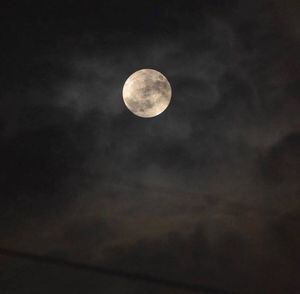 Captan espectacular foto de la luna llena en Aguadilla