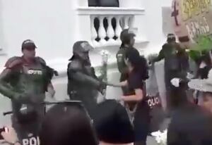 Conmovedor regalo de miembros del Esmad a estudiantes que en la marcha anterior los abrazaron