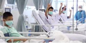 Los padres lloran a través del cristal: Revelan las primeras imágenes en el hospital de los niños  rescatados de una cueva en Tailandia