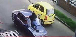 VIDEO: intentó detener a los ladrones 'colgándose' de un carro por más de seis cuadras