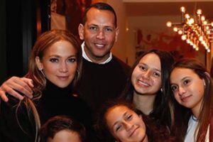 El impactante vestido rojo con el que la hija de la pareja de Jennifer Lopez celebró sus 15 años
