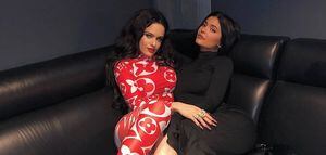 Kylie Jenner y Rosalía tienen looks idénticos: ¿a quién le queda mejor?