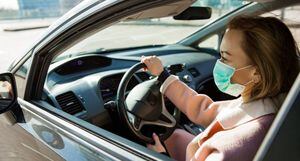 Médicos recomiendan evitar el uso de la mascarilla dentro del auto
