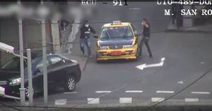 Captan violento robo a taxista en un semáforo en San Roque, sur de Quito