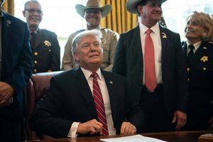 Trump firma el primer veto de su presidencia para financiar el muro con México