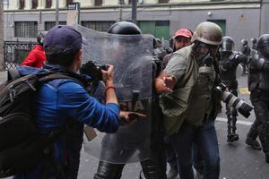 Paro en Ecuador: más de un centenar de periodistas fueron agredidos durante manifestaciones