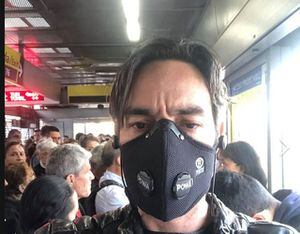 Policía impidió a joven usar tapabocas contra la polución de TransMilenio
