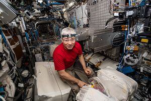 Mark Vande Hei bate el récord de la NASA como el astronauta que más tiempo ha pasado en el espacio, en medio de las amenazas de Rusia