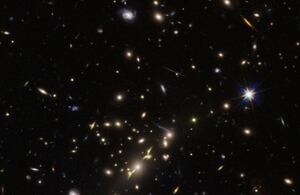 Hubble encontra impressionantes galáxias rodando no imenso vazio do espaço