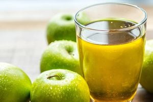 Jugo de canela, limón y manzana para acelerar el metabolismo y quemar grasa