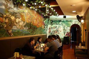 Un café con concepto cultural en Aranjuez, un barrio estigmatizado por Pablo Escobar