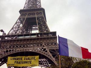 Activistas de Greenpeace cuelgan una pancarta en la Torre Eiffel contra Le Pen y la ultra derecha