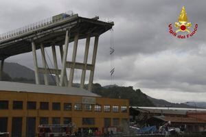 "¡Oh Dios mío!": Así fue el impactante momento en el que se desploma el puente en Génova