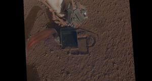 Escavando a superfície de Marte, equipamento da NASA identifica condições incomuns no solo do planeta vermelho