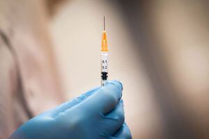 “No es un simulacro del acto de vacunarse, eso sí suena absurdo”, afirma viceministro