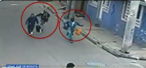 (VIDEO) Delincuentes corrieron por toda la cuadra con los objetos robados de una casa en Bogotá