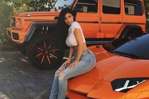 El extravagante auto rojo en el que Kylie Jenner pasea con su hija Stormi